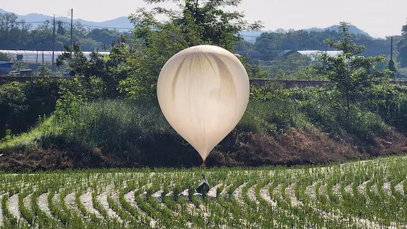 Militer Korea Selatan pada Rabu (29/5) memperingatkan warga yang tinggal di perbatasan dengan Korea Utara untuk waspada usai balon-balon yang membawa sampah dan kotoran mendarat di wilayah Korsel. Sebelumnya, militer Korsel menunjukkan sepasang balon putih yang mengembang dengan kantong sampah. (Jeonbuk Fire Headquarters via AP)