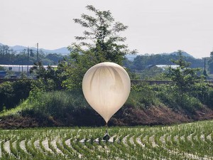 Korsel Berang Korut Kirim Balon Raksasa Bawa Sampah-Kotoran