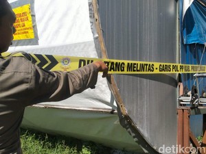Satpol PP Tutup Paksa Kandang Ayam Tak Berizin di Paiton Probolinggo