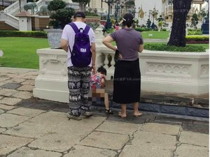 Anak Turis Ini BAK di Situs Suci, Diduga dari China