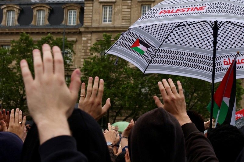 Warga Meksiko Protes Genosida Israel di Gaza A protester waves a Palestinian flag during a demonstration in support of Palestinians, amid the ongoing conflict between Israel and the Palestinian Islamist group Hamas, in Mexico City, Mexico May 28, 2024. REUTERS/Henry Romero REFILE - QUALITY REPEAT