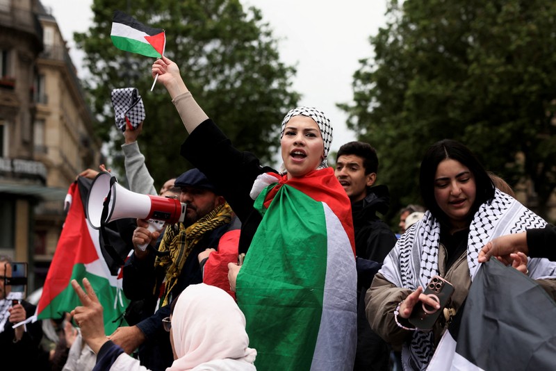 Warga Meksiko Protes Genosida Israel di Gaza A protester waves a Palestinian flag during a demonstration in support of Palestinians, amid the ongoing conflict between Israel and the Palestinian Islamist group Hamas, in Mexico City, Mexico May 28, 2024. REUTERS/Henry Romero REFILE - QUALITY REPEAT