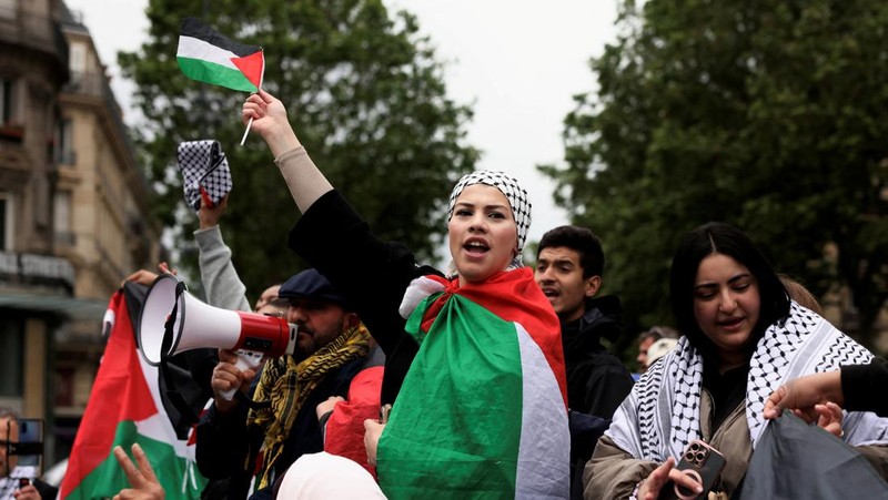 A protester waves a Palestinian flag during a demonstration in support of Palestinians, amid the ongoing conflict between Israel and the Palestinian Islamist group Hamas, in Mexico City, Mexico May 28, 2024. REUTERS/Henry Romero   REFILE - QUALITY REPEAT