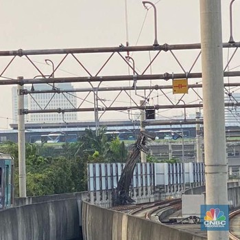 Penampakan Besi Crane Milik HK Jatuh Timpa Jalur MRT di Depan Kejagung