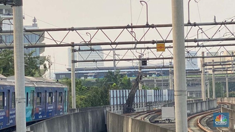 Alat berat dari kegiatan konstruksi di Area Gedung Kejaksaan Agung RI jatuh masuk ke lintasan MRT Jakarta. (CNBC Indonesia/Dwininta)