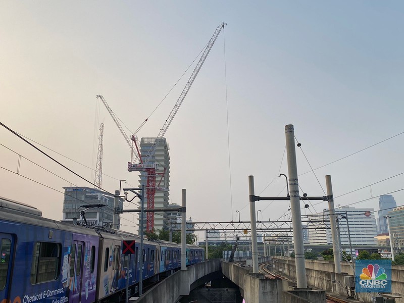 Alat berat dari kegiatan konstruksi di Area Gedung Kejaksaan Agung RI jatuh masuk ke lintasan MRT Jakarta. (CNBC Indonesia/Dwininta) Alat berat dari kegiatan konstruksi di Area Gedung Kejaksaan Agung RI jatuh masuk ke lintasan MRT Jakarta. (CNBC Indonesia/Dwininta)