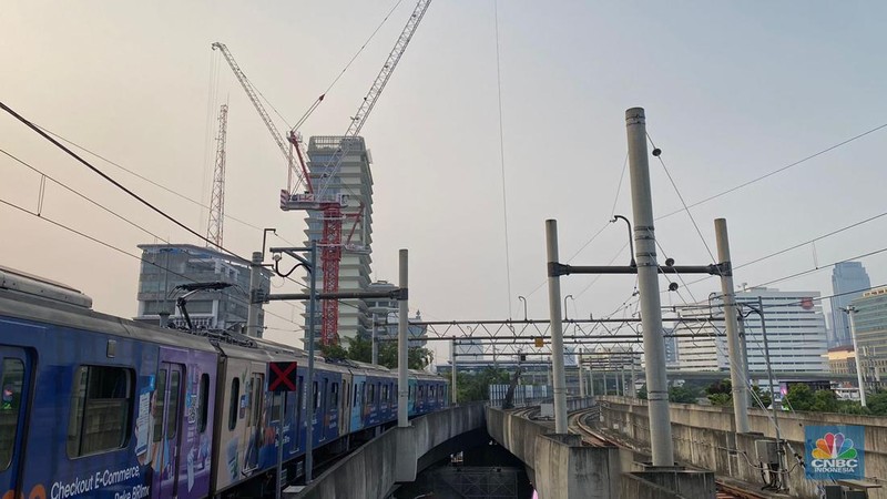 Alat berat dari kegiatan konstruksi di Area Gedung Kejaksaan Agung RI jatuh masuk ke lintasan MRT Jakarta. (CNBC Indonesia/Dwininta)