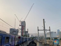 Breaking! Besi Crane Jatuh di Jalur MRT, Layanan Setop Sementara