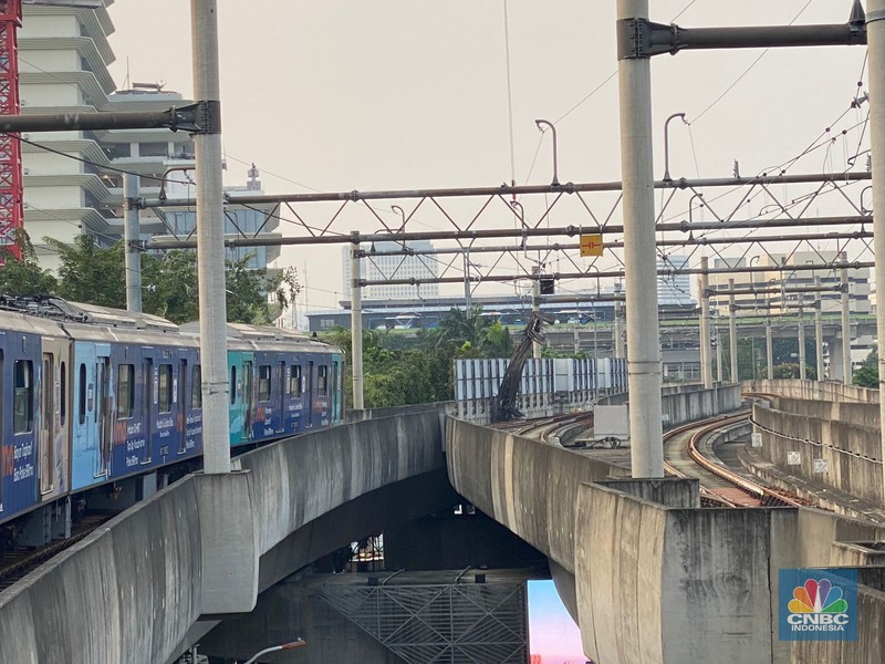Alat berat dari kegiatan konstruksi di Area Gedung Kejaksaan Agung RI jatuh masuk ke lintasan MRT Jakarta. (CNBC Indonesia/Dwininta) Alat berat dari kegiatan konstruksi di Area Gedung Kejaksaan Agung RI jatuh masuk ke lintasan MRT Jakarta. (CNBC Indonesia/Dwininta)