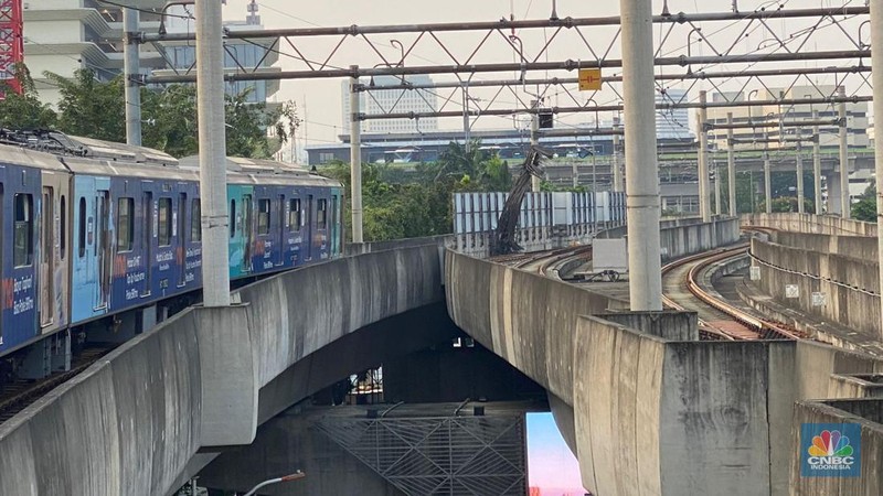 Alat berat dari kegiatan konstruksi di Area Gedung Kejaksaan Agung RI jatuh masuk ke lintasan MRT Jakarta. (CNBC Indonesia/Dwininta)