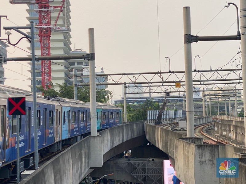 Alat berat dari kegiatan konstruksi di Area Gedung Kejaksaan Agung RI jatuh masuk ke lintasan MRT Jakarta. (CNBC Indonesia/Dwininta)