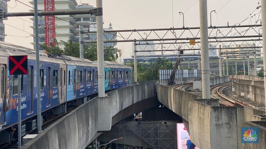 Alat berat dari kegiatan konstruksi di Area Gedung Kejaksaan Agung RI jatuh masuk ke lintasan MRT Jakarta, Kamis (30/5/2024). (CNBC Indonesia/Dwininta)