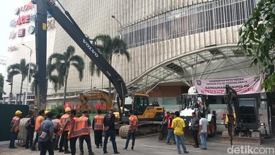 Alat berat disiapkan Pemkot Medan di Centre Point Medan (via Elisabeth/detikSumut)