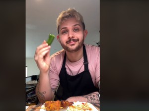 Bule Inggris Ini Bikin Menu Makan Siang Indonesia yang Enak
