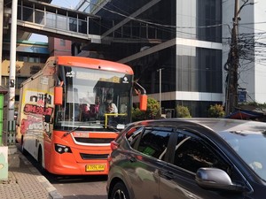 Imbas Proyek Galian, Bus TransJ Terjebak Macet di Pasar Cipulir Jaksel