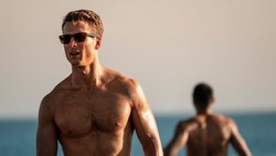 Dapat Peran Tanpa Nama di Film Christopher Nolan, Glen Powell Bersyukur