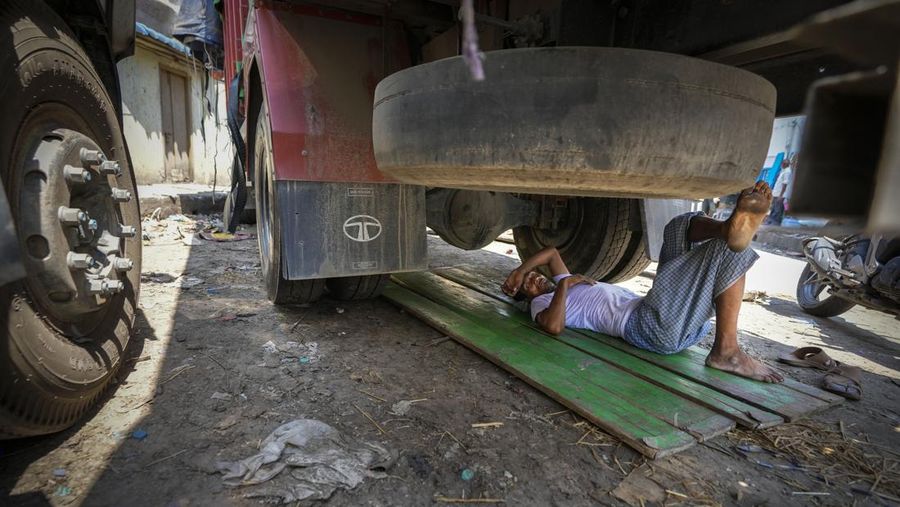 Ibu kota India, New Delhi, dilanda panas ekstrem dengan suhu mencapai rekor tertinggi 49,9 derajat Celsius pada Kamis (30/5). (AP Photo/Channi Anand)
