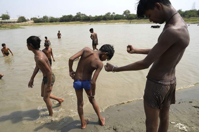 Ibu kota India, New Delhi, dilanda panas ekstrem dengan suhu mencapai rekor tertinggi 49,9 derajat Celsius pada Kamis (30/5). (AP Photo/Channi Anand) Ibu kota India, New Delhi, dilanda panas ekstrem dengan suhu mencapai rekor tertinggi 49,9 derajat Celsius pada Kamis (30/5). (AP Photo/Channi Anand)