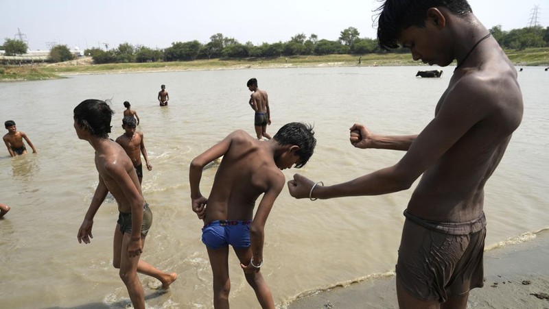 Ibu kota India, New Delhi, dilanda panas ekstrem dengan suhu mencapai rekor tertinggi 49,9 derajat Celsius pada Kamis (30/5). (AP Photo/Channi Anand)