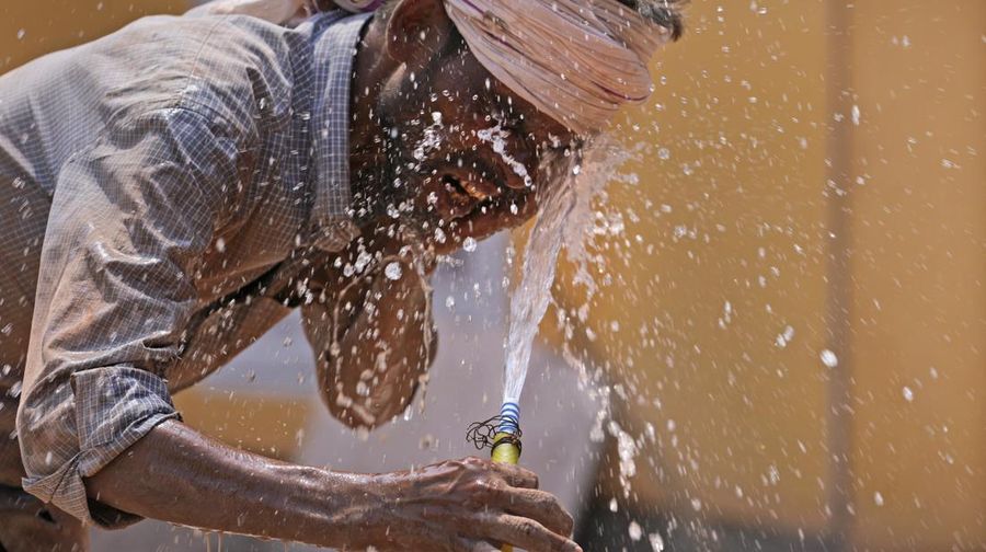 Ibu kota India, New Delhi, dilanda panas ekstrem dengan suhu mencapai rekor tertinggi 49,9 derajat Celsius pada Kamis (30/5). (AP/Rajesh Kumar Singh)