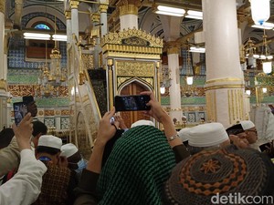 Lirih Lantunan Selawat Saat Memasuki Taman Surga di Masjid Nabawi