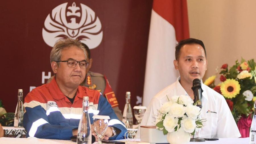 VP Corporate Communication Pertamina, Fadjar Djoko Santoso menyampaikan keterangan pers kepada awak media nasional saat acara konferensi Pers Peringatan Hari Lahir Pancasila 2024 “Pancasila Jiwa Pemersatu Bangsa Menuju Indonesia Emas 2045 mewujudkan kedaulatan dan kemandirian energi” di Dumai, Riau, pada Kamis (30/5).