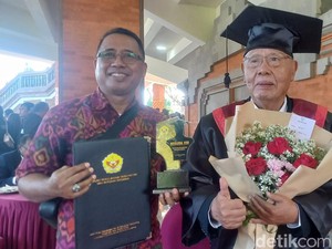 Jadi Wisudawan Tertua, Kakek 40 Cucu Raih Gelar Sarjana di STAHN Mpu Kuturan