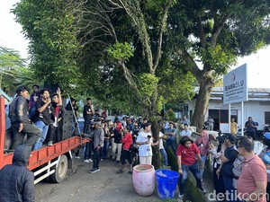 Massa Aliansi Rakyat Bone Unjuk Rasa Desak Ketua KPU Yusran Tajuddin Dicopot