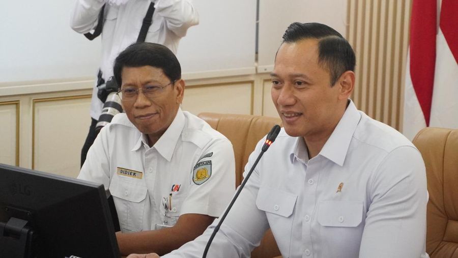 Menteri ATR/BPN Agus Harimurti Yudhoyono bertemu Direktur Utama KAI Didiek Hartantyo di Kantor Kementerian ATR/BPN Jakarta, Kamis (30/5/2024). (Dok: KAI)
