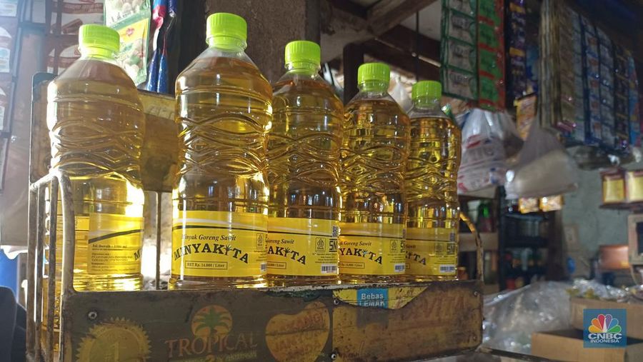 Minyakita di etalase toko pedagang Pasar Tebet Timur, Jakarta Selatan, Kamis (30/5/2024). (CNBC Indonesia/Martyasari Rizky)