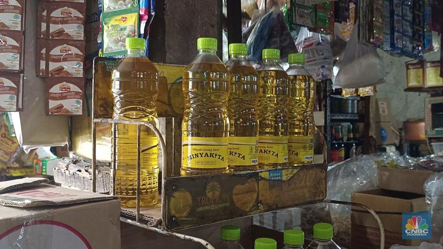 Minyakita di etalase toko pedagang Pasar Tebet Timur, Jakarta Selatan, Kamis (30/5/2024). (CNBC Indonesia/Martyasari Rizky)
