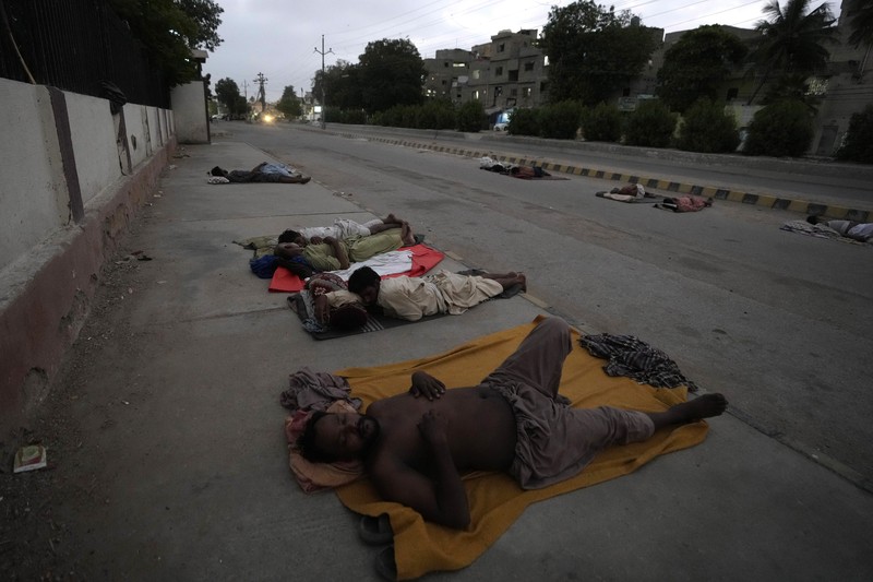 Para buruh tidur di pinggir jalan pada pagi hari musim panas yang terik di Karachi, Pakistan, Rabu (29/5/2024). (AP Photo/Fareed Khan) Para buruh tidur di pinggir jalan pada pagi hari musim panas yang terik di Karachi, Pakistan, Rabu (29/5/2024). (AP Photo/Fareed Khan)
