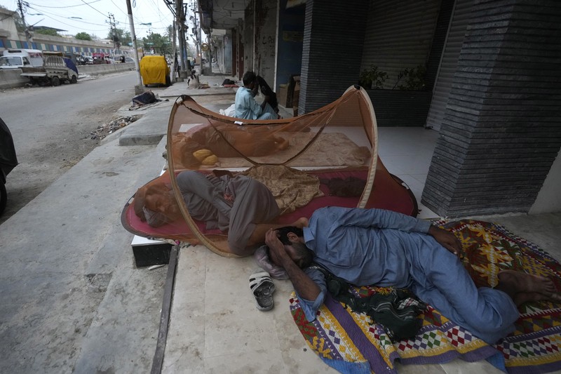Para buruh tidur di pinggir jalan pada pagi hari musim panas yang terik di Karachi, Pakistan, Rabu (29/5/2024). (AP Photo/Fareed Khan) Para buruh tidur di pinggir jalan pada pagi hari musim panas yang terik di Karachi, Pakistan, Rabu (29/5/2024). (AP Photo/Fareed Khan)