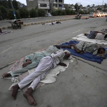 'Neraka Bocor' Tembus 53 Derajat, Buruh Jadi Korban-Tidur di Jalan