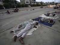 'Neraka Bocor' Tembus 53 Derajat, Buruh Jadi Korban-Tidur di Jalan