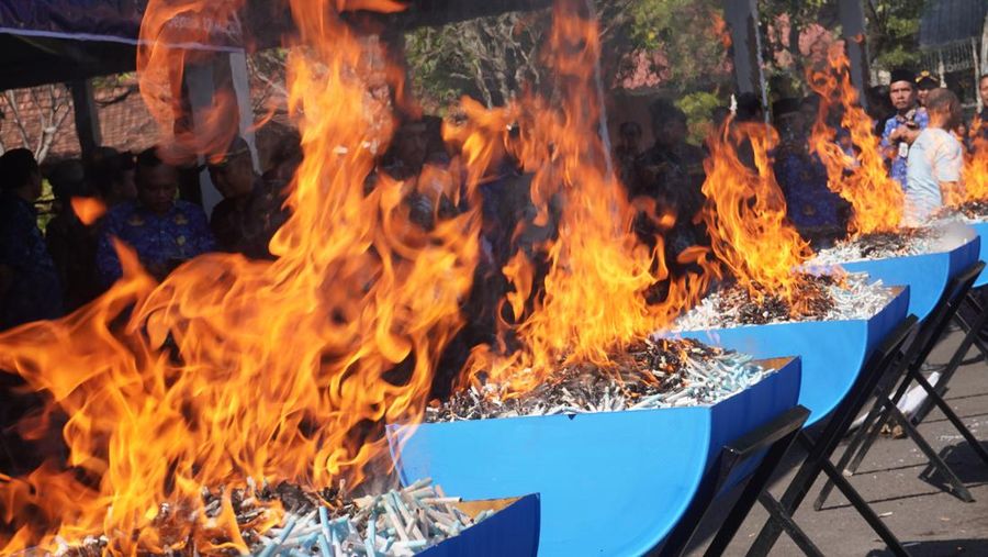 Bea Cukai Kudus dan Kabupaten Jepara musnahkan 11,25 juta batang rokok ilegal.
