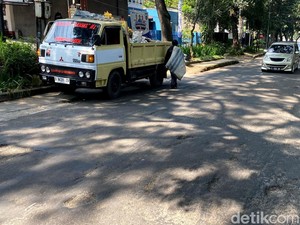 Hati-hati, Banyak Lubang di Jalan Sumbawa Bandung