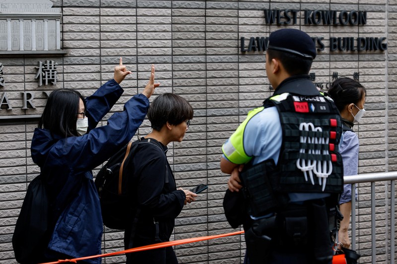 Pengadilan Tinggi Hong Kong pada Kamis (30/05) memutuskan 14 aktivis pro-demokrasi bersalah atas tuduhan subversi. (REUTERS/Tyrone Siu) Pengadilan Tinggi Hong Kong pada Kamis (30/05) memutuskan 14 aktivis pro-demokrasi bersalah atas tuduhan subversi. (REUTERS/Tyrone Siu)