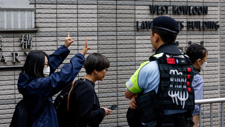 Pengadilan Tinggi Hong Kong pada Kamis (30/05) memutuskan 14 aktivis pro-demokrasi bersalah atas tuduhan subversi. (REUTERS/Tyrone Siu)