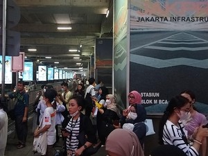 Akses Stasiun MRT Blok M Ditutup, Penumpang Menumpuk di Trotoar