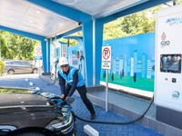 PLN Gaet Mercedes, Wuling-BYD Pasang Charging EV di Rumah Pelanggan