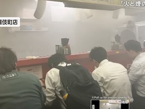 Santuy! Pelanggan Tetap Makan Meski Gerai Ramen Ini Kebakaran