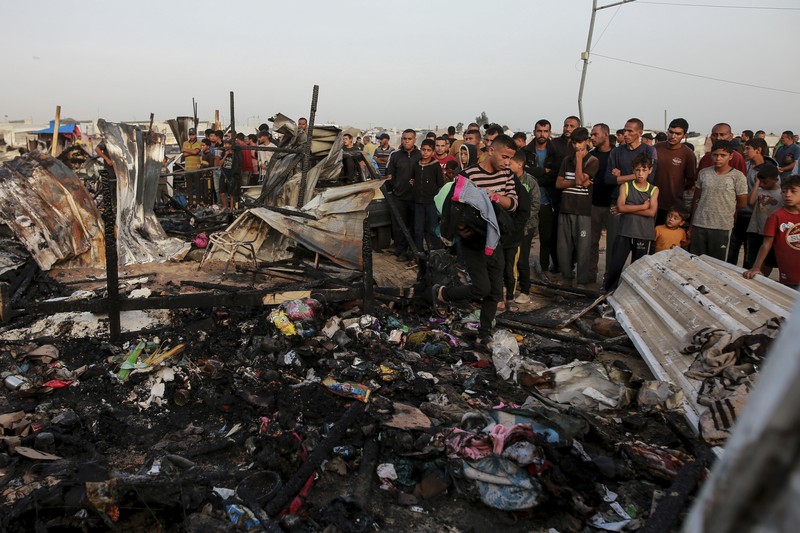 Sedikitnya 30 orang tewas dan puluhan lainnya terluka saat Israel menyerang sebuah kamp yang dihuni pengungsi di Kota Rafah, Gaza selatan. (AP Photo/Jehad Alshrafi)