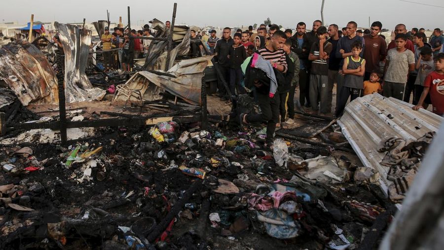 Sedikitnya 30 orang tewas dan puluhan lainnya terluka saat Israel menyerang sebuah kamp yang dihuni pengungsi di Kota Rafah, Gaza selatan. (AP Photo/Jehad Alshrafi)