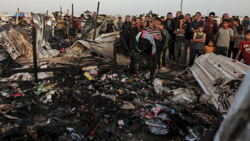 Sedikitnya 30 orang tewas dan puluhan lainnya terluka saat Israel menyerang sebuah kamp yang dihuni pengungsi di Kota Rafah, Gaza selatan. (AP Photo/Jehad Alshrafi)