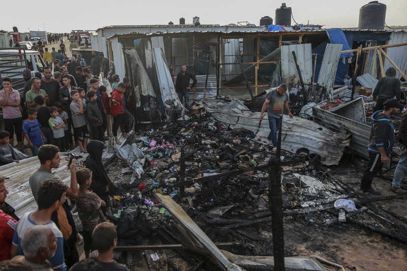 Sedikitnya 30 orang tewas dan puluhan lainnya terluka saat Israel menyerang sebuah kamp yang dihuni pengungsi di Kota Rafah, Gaza selatan. (AP Photo/Jehad Alshrafi)
