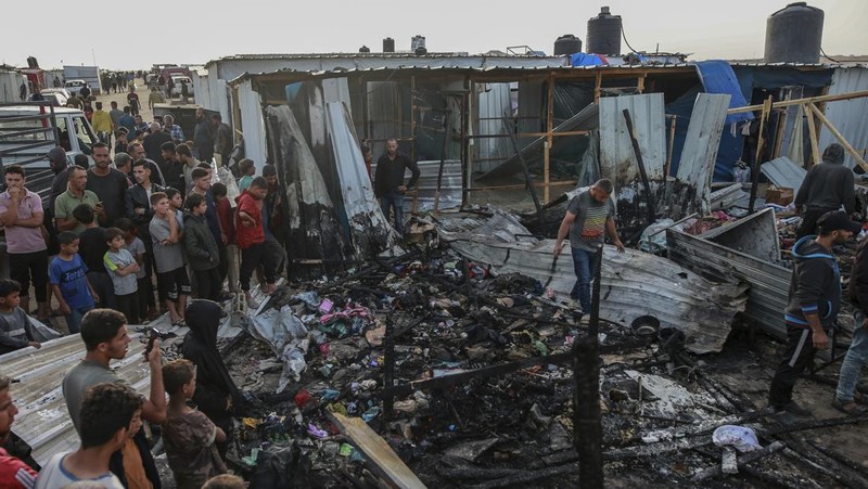 Sedikitnya 30 orang tewas dan puluhan lainnya terluka saat Israel menyerang sebuah kamp yang dihuni pengungsi di Kota Rafah, Gaza selatan. (AP Photo/Jehad Alshrafi)