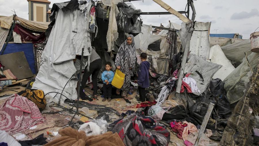 Sedikitnya 30 orang tewas dan puluhan lainnya terluka saat Israel menyerang sebuah kamp yang dihuni pengungsi di Kota Rafah, Gaza selatan. (AP Photo/Jehad Alshrafi)