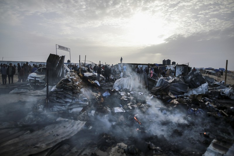 Sedikitnya 30 orang tewas dan puluhan lainnya terluka saat Israel menyerang sebuah kamp yang dihuni pengungsi di Kota Rafah, Gaza selatan. (AP Photo/Jehad Alshrafi)