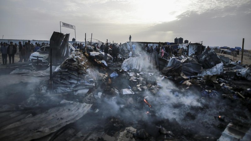 Sedikitnya 30 orang tewas dan puluhan lainnya terluka saat Israel menyerang sebuah kamp yang dihuni pengungsi di Kota Rafah, Gaza selatan. (AP Photo/Jehad Alshrafi)